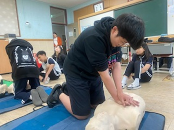 옥계중학교 cpr 교육 .jpg