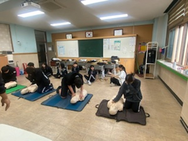 옥계중학교 cpr 교육 1.jpg