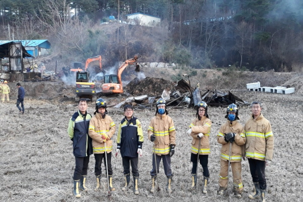 [크기변환]220200321 고성소방서 거진남여의소대, 우사 화재 진화·지원 활동 사진.jpeg