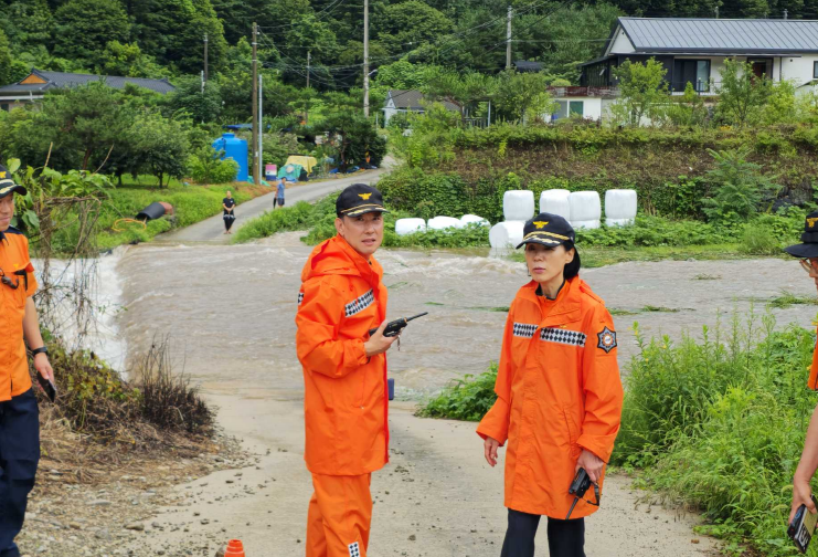 (7.17.)홍천소방서, 호우예비특보에 따른 상황판단회의 개최 및 위험지역 점검2.png