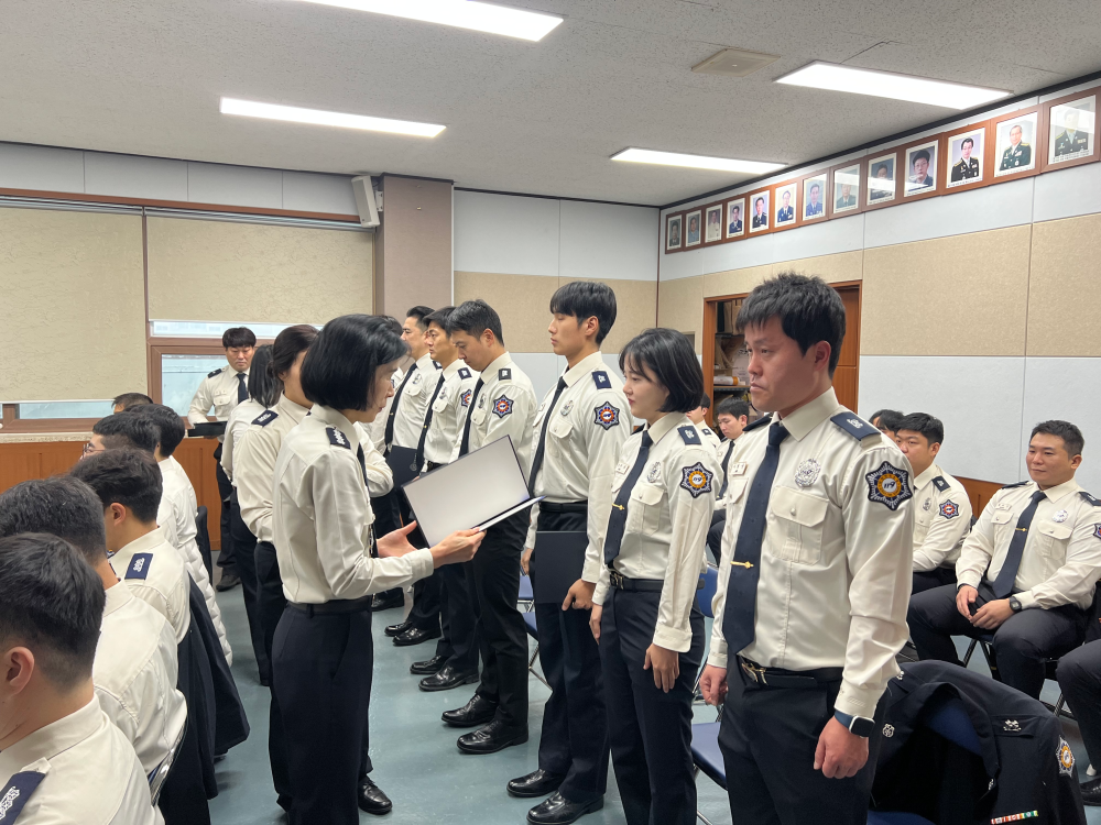 (1.6.)홍천소방서, 2025 상반기 승진·전입자 임용장 수여식4.jpg