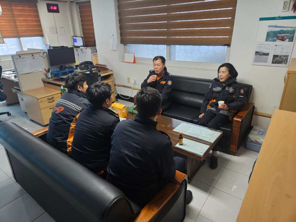 (1.9.)홍천소방서장, 현장직원 격려 위해 부서 방문…소통 강화 나서2.jpg