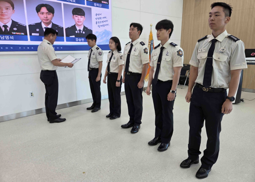 26.9.23. 홍천소방서, ‘2026년 3분기 자랑스러운 홍천소방인’ 표창 수여 사진 (2).jpg