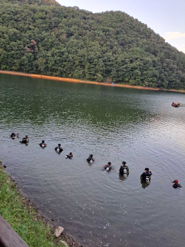 (8.28.)홍천소방서, 대룡저수지 실종자 전원 발견3.jpg