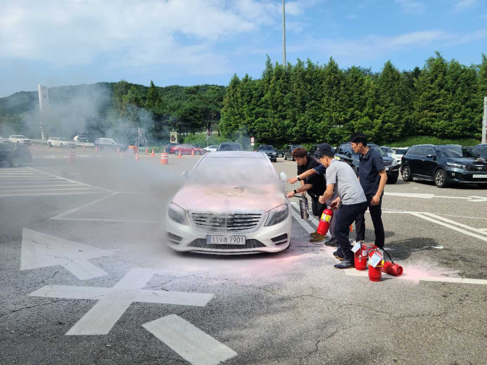 (9.15.)추석 연휴 처가 방문길 차량 화재 진압한 소방관2.jpeg