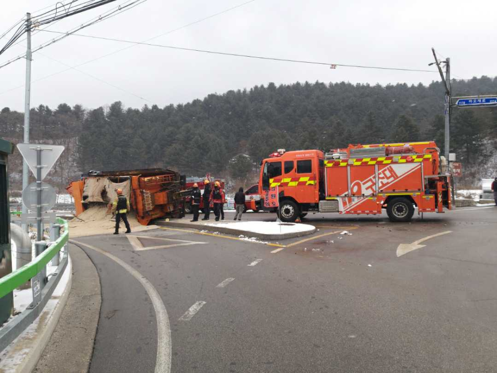 철원군 근남면 잠곡사거리 제설차량 전도사고.jpg