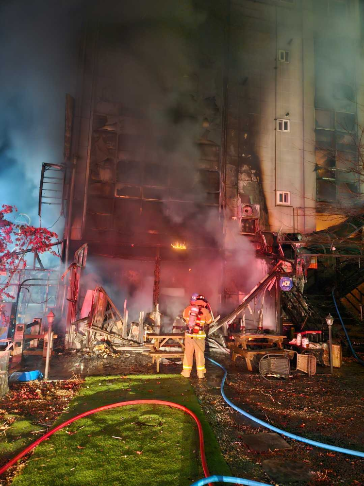 (2215) 태백 황지동 상가건물 화재 현장활동 사진2.jpg