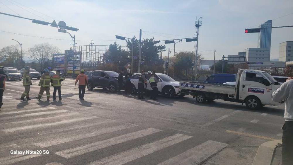 (1148) 동해 송정동 동해항 교차로 3중 추돌 소방활동사진.jpg