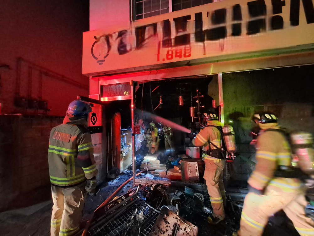 0309 강릉 전기상사 화재2.jpg