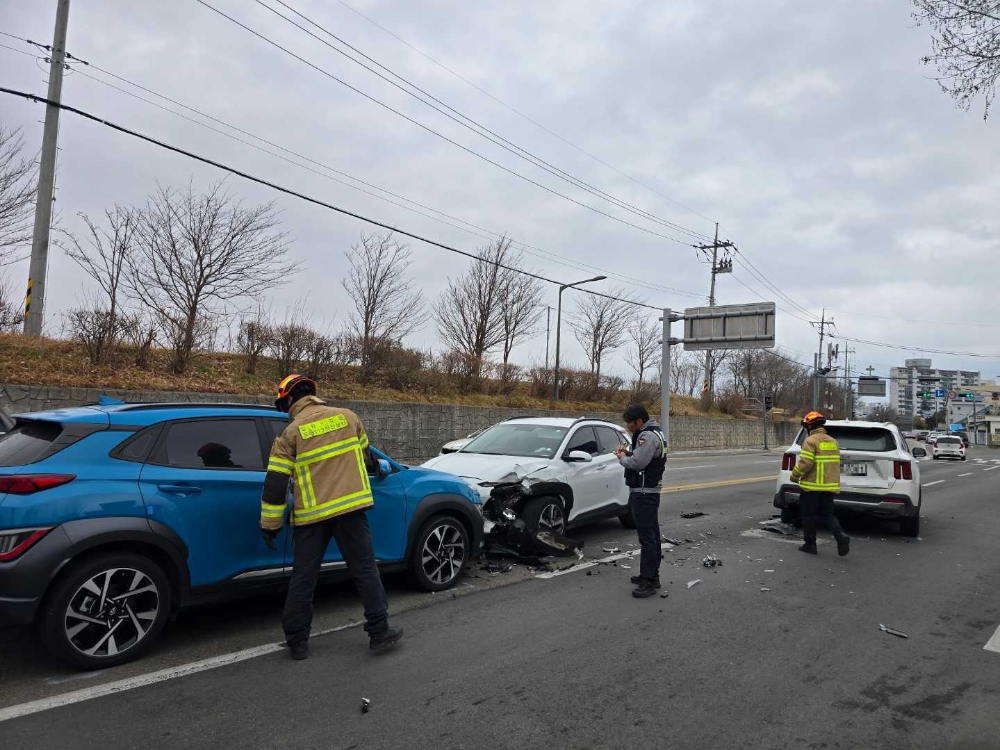 1319 강릉 입암동 3중 충돌.jpg