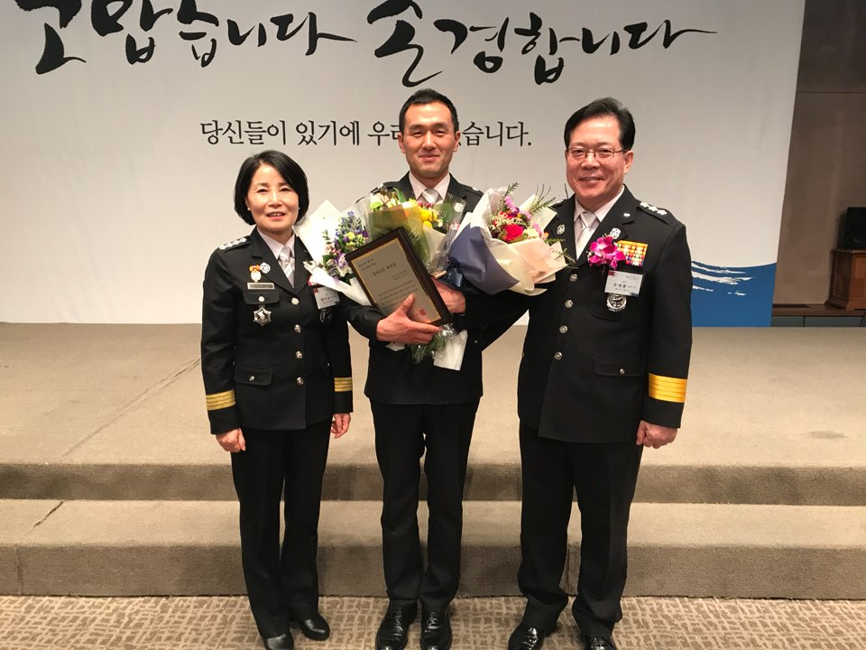영예로운_제복상.jpg
