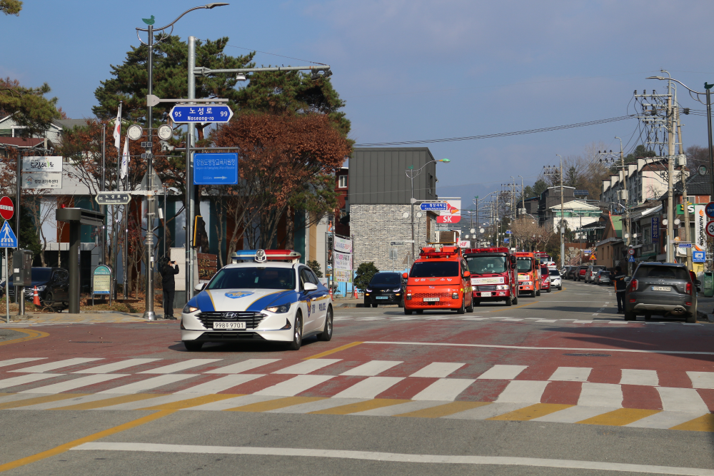 불조심 강조의 달‘길 터주기’소방차 퍼레이드(1).JPG