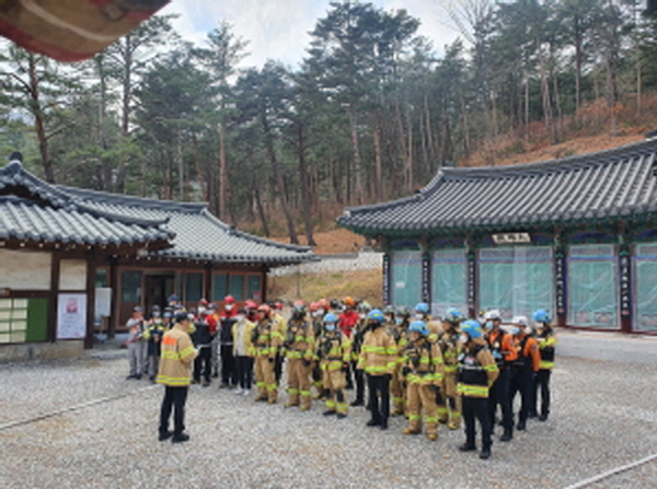 [보도자료-태백소방서] 2020.11.18.태백소방서, 가을철 산불대비 문화재 장명사 합동소방훈련 실시.jpg