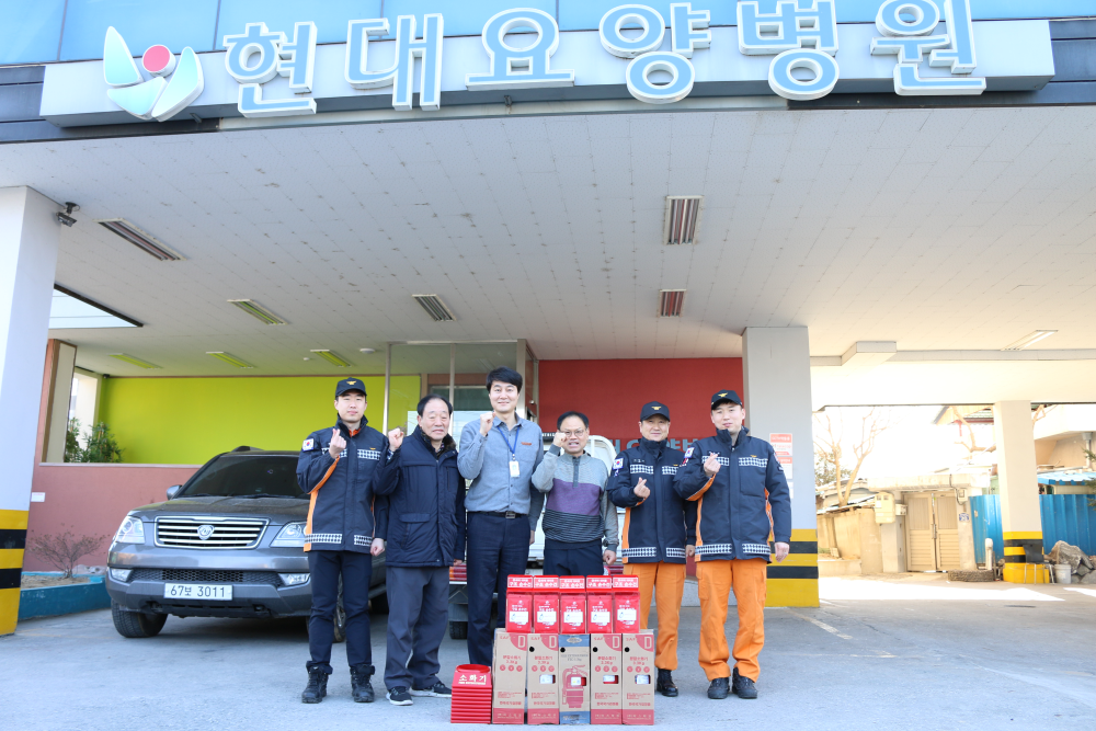 [원주소방서와_호텔인터불고]_현대요양병원에_구조손수건과_소화기_기부.JPG