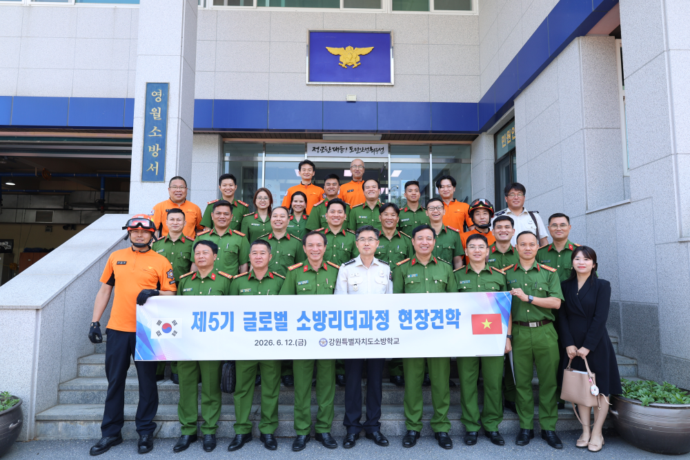 계단 단체사진.JPG