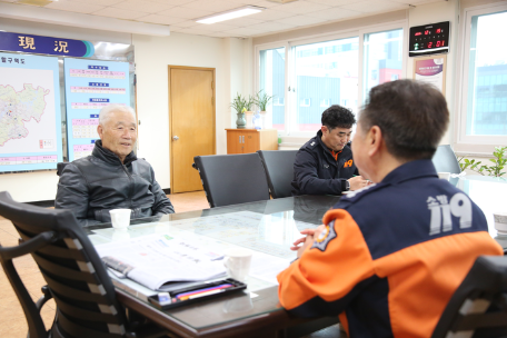 구급대원들의 조치로 고비를 넘긴 환자, 춘천소방서 찾아 감사 뜻 전해