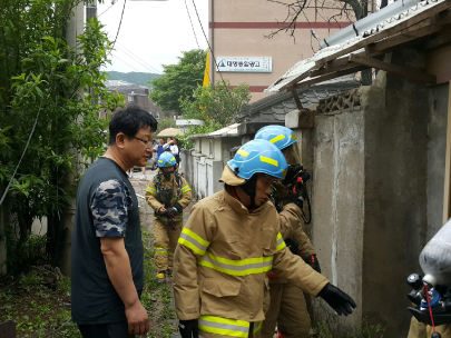 용감한 소방관 부녀(비번 직원이 화재진압 및 인명구조)