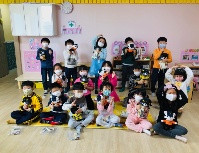 소방동요 경연대회 참가한 도문어린이집 기념품 전달