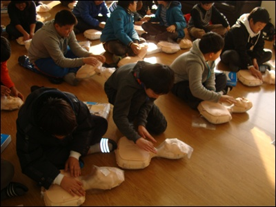 영월초등학교는 심폐소생술 체험중!!!