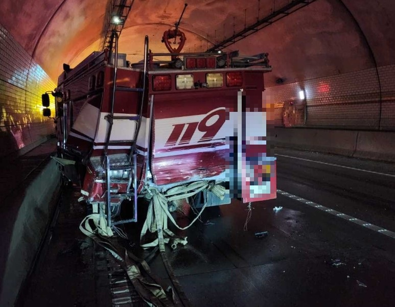 (1844)2차사고(ev6가 소방펌프차 후미 추돌).jpg