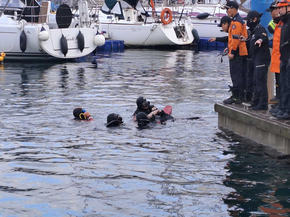 1632 강릉 강릉항 물속 승용차 운전자 인양 소방활동 사진.jpg